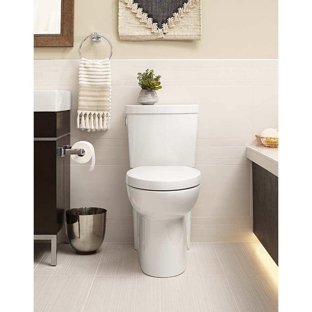 Toilette Studio Activate à jupe, 2 pièces, 1,28 gpc/4,8 lpc, à cuvette allongée à hauteur de chaise avec siège